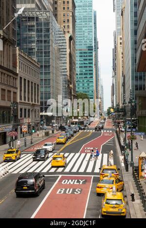 East 42nd Street Blick nach Westen vom Park Avenue Viaduct, NYC, USA Stockfoto