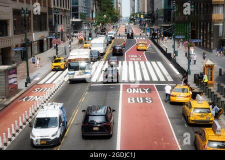 East 42nd Street Blick nach Westen vom Park Avenue Viaduct, NYC, USA Stockfoto