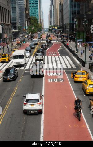 East 42nd Street Blick nach Westen vom Park Avenue Viaduct, NYC, USA Stockfoto