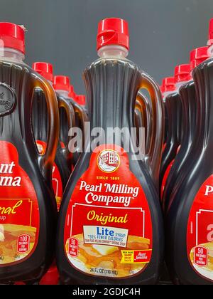 Flaschen von Pearl Milling Company Maple Syrup, ehemals Tante Jemima, D'Agostino Lebensmittelgeschäft in New York City, USA Stockfoto