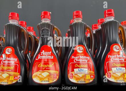 Flaschen von Tante Jemima und Pearl Milling Company Maple Syrup, D'Agostino Lebensmittelgeschäft in New York City, USA Stockfoto