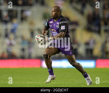 Leigh, Großbritannien. August 2021. Robert Lui (6) von Leeds Rhinos läuft mit dem Ball in Leigh, Vereinigtes Königreich am 8/13/2021. (Foto von Simon Whitehead/News Images/Sipa USA) Quelle: SIPA USA/Alamy Live News Stockfoto