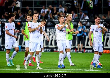 Mönchengladbach, Deutschland. August 2021. 13. August 2021, Nordrhein-Westfalen, Mönchengladbach: Fußball: Bundesliga, Borussia Mönchengladbach - Bayern München, Spieltag 1, Stadion im Borussia-Park. Mönchengladbachs Spieler danken den Fans nach dem Spiel. Foto: Federico Gambarini/dpa Quelle: dpa picture Alliance/Alamy Live News Stockfoto