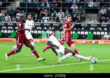 Mönchengladbach, Deutschland. August 2021. 13. August 2021, Nordrhein-Westfalen, Mönchengladbach: Fußball: Bundesliga, Borussia Mönchengladbach - Bayern München, Spieltag 1, Stadion im Borussia-Park. Mönchengladbachs Marcus Thuram versucht, auf das Tor zu schießen. Foto: Federico Gambarini/dpa Quelle: dpa picture Alliance/Alamy Live News Stockfoto