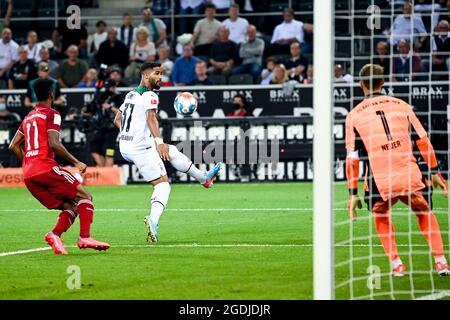 Mönchengladbach, Deutschland. August 2021. 13. August 2021, Nordrhein-Westfalen, Mönchengladbach: Fußball: Bundesliga, Borussia Mönchengladbach - Bayern München, Spieltag 1, Stadion im Borussia-Park. Mönchengladbachs Keanan Bennetts steuert den Ball. Foto: Federico Gambarini/dpa Quelle: dpa picture Alliance/Alamy Live News Stockfoto