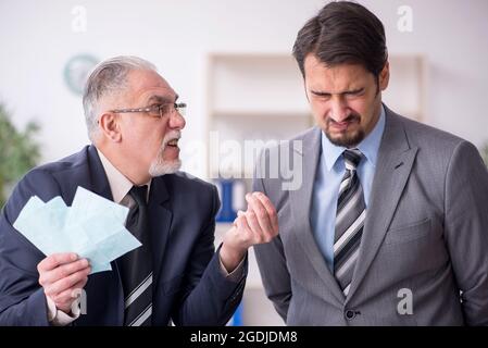 Zwei männliche Buchhalter im Budgetplanungskonzept am Arbeitsplatz Stockfoto