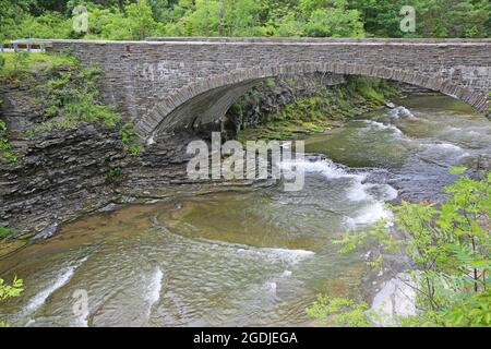 Taughannock Creek fließt unter steinigen Brücke - New York Stockfoto