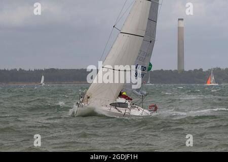 Start des Rolex Fastnet Race 2021 am 8. August 2021. Die Teilnehmer standen unter harten Bedingungen mit starken Winden. Cowes, Isle of Wight, England, Großbritannien Stockfoto