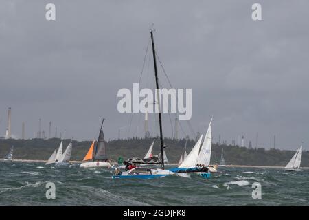 Eine der ersten Yachten, die mit starken Wirten in den Ruhestand ging, kehrte am 8. August 2021 zum Start des Rolex Fastnet Race, Cowes, sle von Wight, England, in den Hafen zurück Stockfoto