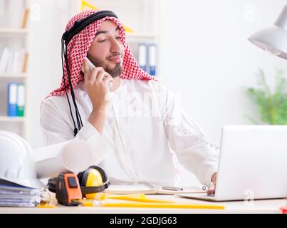 Die arabischen Engineer, der an neues Projekt Stockfoto