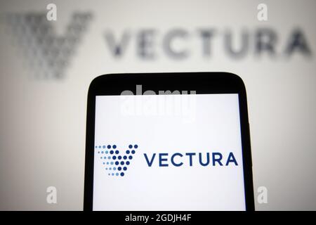 In dieser Abbildung ist ein Logo der Vectura Group plc auf einem Smartphone und einem pc-Bildschirm zu sehen. Stockfoto