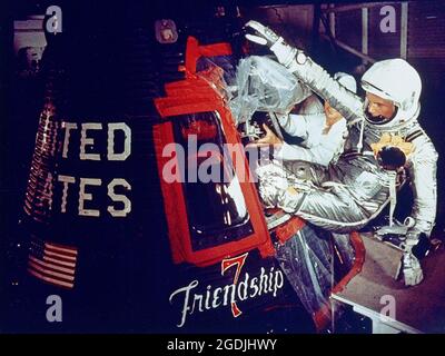 Astronaut John Glenn klettert in die Kapsel der Mercury Atlas 6 Rakete (MA-6) aka Friendship 7. Dies war der erste amerikanische Orbitalraumflug am 20. Februar 1962. Stockfoto