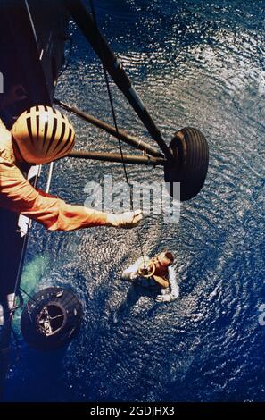 Astronaut Alan B. Shepard Jr., Pilot des Suborbitalraumfluges Mercury-Redstone 3 (MR-3), wird nach dem Freedom 7 (Mercury Redstone 3) Flug am 5. Mai 1961 von einem Hubschrauber abgeholt. Stockfoto