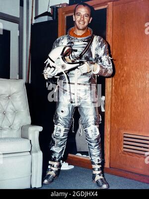 Astronaut Alan Shepard, gekleidet in seinen Raumanzügen, vor seinem Start in einer Mercury-Redstone 3 (MR-3) Raumsonde von Cape Canaveral. Er war der erste Amerikaner im All, 23 Tage nach Juri Gagarin, auf der Mission Freedom 7. Stockfoto