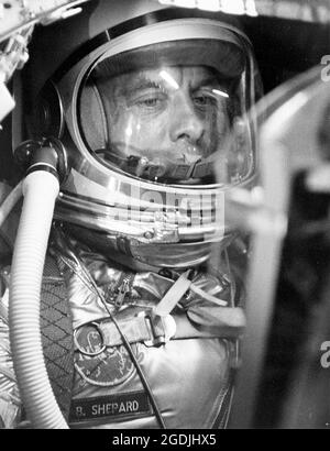 Eine Nahaufnahme des Astronauten Alan Shepard in seinem Raumanzug, der in der Merkurkapsel sitzt. Stockfoto