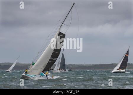 Start des Rolex Fastnet Race 2021 am 8. August 2021. Die Teilnehmer standen unter harten Bedingungen mit starken Winden. Cowes, Isle of Wight, England, Großbritannien Stockfoto