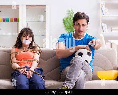 Der Mann seine Frau bis zur sportschau Fußball Stockfoto