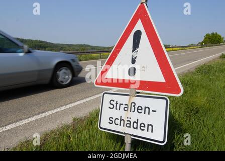 schild 'Vorsicht Straßenschaden' am Straßenrand, Deutschland Stockfoto