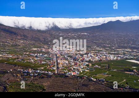 Handelswindwolken überziehen den nördlichen Rand der Caldera de Taburiente und fallen in das Tal mit den Städten El Paso und Los Llanos, Kanarische Inseln Stockfoto