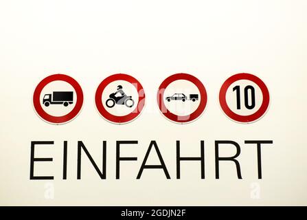 schild - Einfahrt nur für Autos, Deutschland Stockfoto