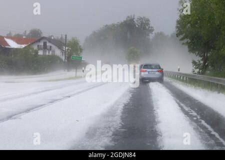 haile deckt Landstraße 15, winterliche Bedingungen, Deutschland, Bayern, Haag ab Stockfoto