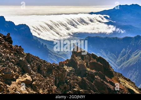 Blick von Roque de los Muchachos auf die Caldera de Taburiente. Im Hintergrund bewegen sich die ersten Handelswindwolken über den Krater und Stockfoto