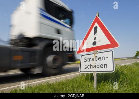 schild 'Vorsicht Straßenschaden' am Straßenrand, Deutschland Stockfoto