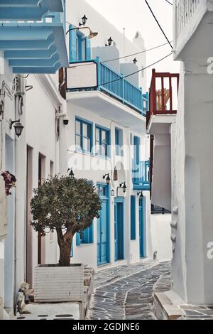 Foto der weißen Gebäudefassade in Mykonos Griechenland Stockfoto