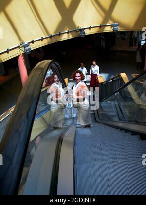 Frau auf einer Rolltreppe in einem Einkaufszentrum, Österreich Stockfoto