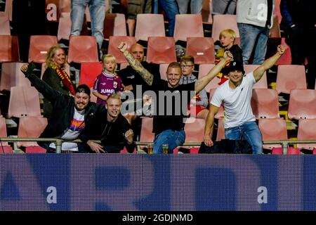 Deventer, Niederlande. August 2021. DEVENTER, NIEDERLANDE - 13. AUGUST: Unterstützer Schieß los. Adler während des niederländischen Eredivisie-Spiels zwischen Schieß los. Adler und SC Heerenveen am 13. August 2021 in Deventer, Niederlande (Foto von Dennis Bresser/Orange Bilder) Kredit: Orange Bilder BV/Alamy Live-Nachrichten Stockfoto