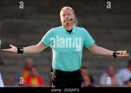 Deventer, Niederlande. August 2021. DEVENTER, NIEDERLANDE - 13. AUGUST: Schiedsrichter Kevin Blom während des niederländischen Eredivisie-Spiels zwischen Schieß los. Eagles und SC Heerenveen am 13. August 2021 in Deventer, Niederlande (Foto von Dennis Bresser/Orange Picics) Kredit: Orange Pics BV/Alamy Live News Stockfoto