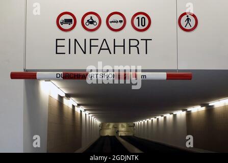 schild an der Parkgarage - Einfahrt nur für PKW, Deutschland Stockfoto