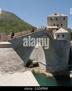 BOSNIEN UND HERZEGOWINA MAI 2006 DIE NEUE "ALTE BRÜCKE" ÜBER DEN FLUSS NERETVA IN MOSTAR WURDE NACH DER ZERSTÖRUNG IM KRIEG WIEDER AUFGEBAUT. PIC MIKE WALKER, Stockfoto