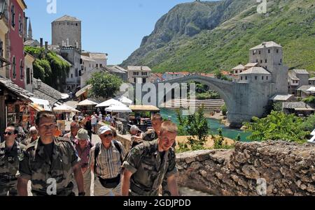 BOSNIEN UND HERZEGOWINA 2006 SOLDATEN MISCHEN SICH MIT TOURISTEN AN DER NEUEN 'ALTEN BRÜCKE' ÜBER DEN FLUSS NERETVA BEI MOSTAR, DIE NACH DER ZERSTÖRUNG IM KRIEG WIEDER AUFGEBAUT WURDE. PIC MIKE WALKER, Stockfoto