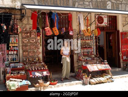 BOSNIEN UND HERZEGOWINA MAI 2006 SOUVENIRLADEN IN DER NÄHE DER NEUEN 'ALTEN BRÜCKE' ÜBER DEN FLUSS NERETVA IN MOSTAR, DER NACH DER ZERSTÖRUNG IM KRIEG WIEDER AUFGEBAUT WURDE. PIC MIKE WALKER, Stockfoto