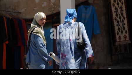 BOSNIEN UND HERZEGOWINA MAI 2006 MUSLIMISCHE FRAUEN IN MOSTAR PIC MIKE WALKER, Stockfoto