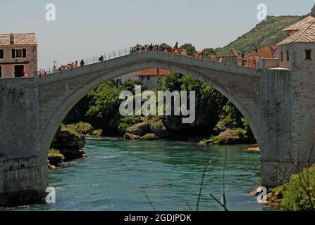 BOSNIEN UND HERZEGOWINA MAI 2006 DIE NEUE "ALTE BRÜCKE" ÜBER DEN FLUSS NERETVA IN MOSTAR WURDE NACH DER ZERSTÖRUNG IM KRIEG WIEDER AUFGEBAUT. PIC MIKE WALKER, Stockfoto