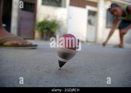 Kinder spielen´s Favela da Mare mit einem Spinning Top, nicht-digitale Kinder spielen. Rio de Janeiro, Brasilien. Stockfoto