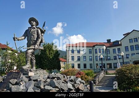 Sitka, Alaska. Vorderansicht einer Bronzestatue eines Prospektors vor dem Haus des Alaska Pioniers in Sitka. Stockfoto