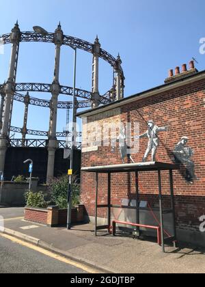 Gasometer oder Gashalter, aus Gusseisen und Stahl gebaut, Banksy-Kunstwerke über einer Busstation in Admiralty Road, Great Yarmouth, Norfolk, England, Großbritannien Stockfoto