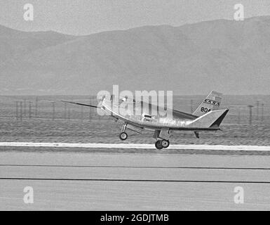 Mit dem Piloten Bruce Peterson an den Kontrollen landet das Northrop HL-10-Hubkarosserie-Flugzeug erfolgreich auf dem Rogers Dry Lake im Dryden Flight Research Center in Edwards, Kalifornien. Stockfoto