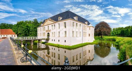 Die Norderburg ist eine Wasserburg in der ostfriesischen Gemeinde Dornum. Das Hauptgebäude und die Nebengebäude werden seitdem als Schule genutzt Stockfoto