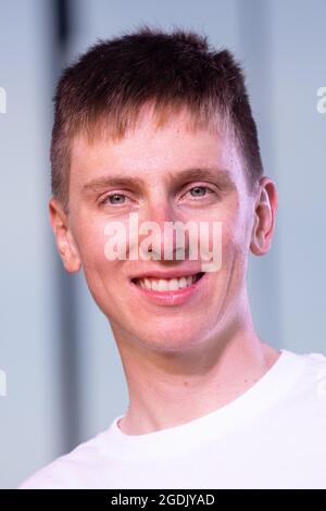 Komenda, Slowenien. August 2021. Der zweifache Tour de France-Sieger Tadej Pogacar auf der Bühne bei einem Empfang zu seinen Ehren in Komenda, seiner Heimatstadt. Pogacar gewann die Tour de France zum zweiten Mal in Folge und Bronze bei den Olympischen Spielen in Tokio. Kredit: SOPA Images Limited/Alamy Live Nachrichten Stockfoto