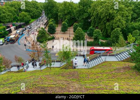 Besucher auf der Treppe der neuesten Touristenattraktion Londons, als Melvyn Caplan, die stellvertretende Vorsitzende des Westminster City Council, zurücktrat, nachdem das Projektbudget von £3.3 Millionen auf £6 Millionen gestiegen war.der Marble Arch Mound sollte erneut Aufregung in die Londoner Innenstadt bringen. Seit seiner Eröffnung am 26. Juli wurde es von Besuchern, die zwischen £4.50 und £8 angeklagt wurden, das Gerüst und die Holzstruktur hochzuklettern, weithin kritisiert und beschwerte sich über die Aussicht. Stockfoto