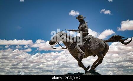 Die Statue mit dem Titel „The Errand of Corporal Ross“ steht am Buffalo Soldiers Memorial auf Fort Bliss in El Paso, Texas. Stockfoto