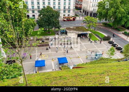 London, Großbritannien. August 2021. Blick unten von der Spitze der neuesten Touristenattraktion Londons, als Melvyn Caplan, der stellvertretende Vorsitzende des Westminster City Council, zurücktrat, nachdem das Projektbudget von £3.3 Millionen auf £6 Millionen gestiegen war.der Marble Arch Mound sollte erneut Aufregung in die Londoner Innenstadt bringen. Seit seiner Eröffnung am 26. Juli wurde es von Besuchern, die zwischen £4.50 und £8 angeklagt wurden, das Gerüst und die Holzstruktur hochzuklettern, weithin kritisiert und beschwerte sich über die Aussicht. (Foto von Dave Rushen/SOPA Images/Sipa USA) Quelle: SIPA USA/Alamy Live News Stockfoto