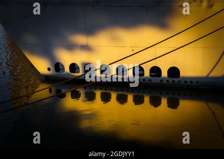 Sonnenaufgänge am Bug der USS Cobia, SS 245, einem U-Boot aus dem Weltkrieg, das jetzt Teil des Wisconsin Maritime Museum in Manitowoc, Wisconsin, ist. Stockfoto