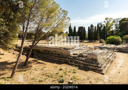 Szenerien des Altars der Ruinen von Hieron II (Ara di Ierone II) im Archäologischen Park von Neapolis in Syrakus, Italien. Stockfoto