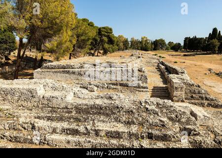 Szenerien des Altars der Ruinen von Hieron II (Ara di Ierone II) im Archäologischen Park von Neapolis in Syrakus, Italien. Stockfoto