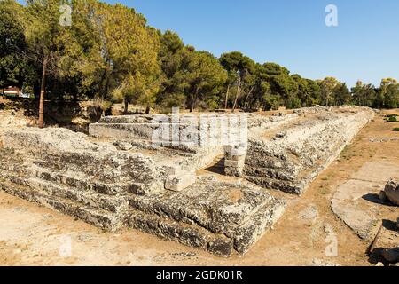 Szenerien des Altars der Ruinen von Hieron II (Ara di Ierone II) im Archäologischen Park von Neapolis in Syrakus, Italien. Stockfoto